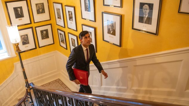  Rishi Sunak walking up Downing Street stairs, small businesses lockdown concept 